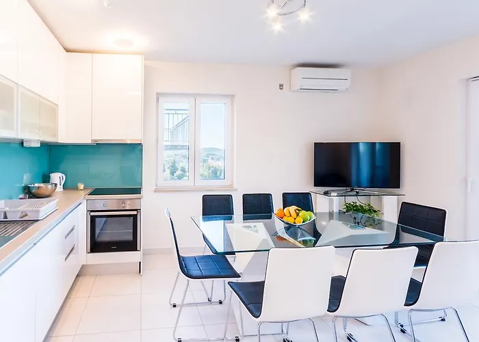 Mladinic Palace * Milna (Brac)