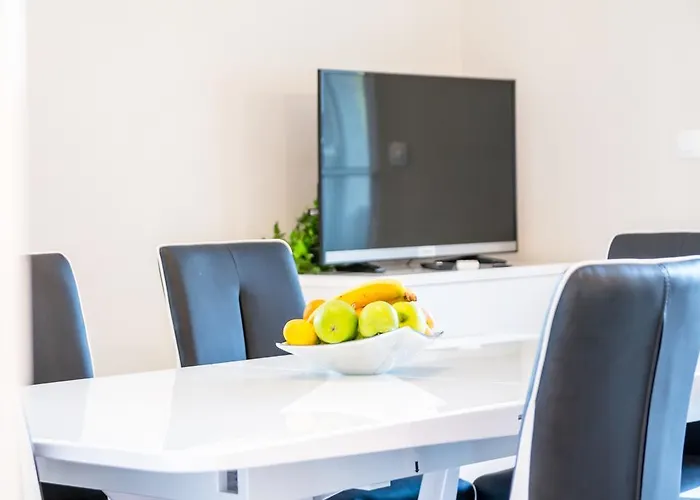 Mladinic Palace 아파트 밀나